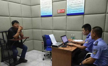 辦案民警對犯罪嫌疑人進行訊問。