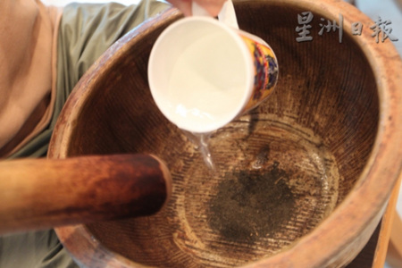 用來(lái)制作擂茶的擂缽擂棍。(馬來(lái)西亞《星洲日?qǐng)?bào)》/黃志漢 攝)