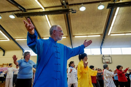 惠靈頓猛虎太極拳學校創(chuàng)建者戴維·麥肯齊率隊表演