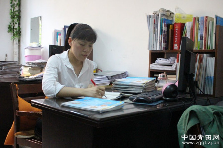 下午5點(diǎn)放學(xué)后，看時間還早，尹旭東老師又開始批改作業(yè)