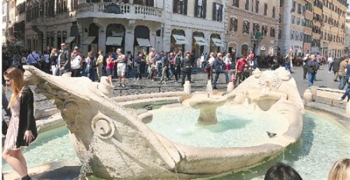 羅馬西班牙廣場下面的“破船噴泉”。