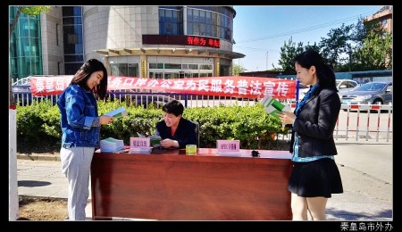 群眾了解僑法相關(guān)內(nèi)容。