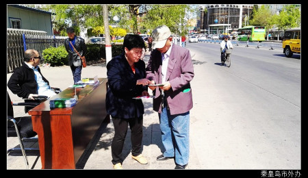 工作人員向路人進(jìn)行講解。