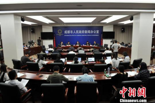 成都市人民政府新聞辦公室舉行新聞發(fā)布會?！↑S文杰 攝
