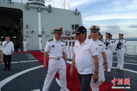 杜特爾特總統(tǒng)結(jié)束參觀時(shí)戴著長春艦紀(jì)念帽離開。 <a target='_blank' >中新社</a>記者 張明 攝