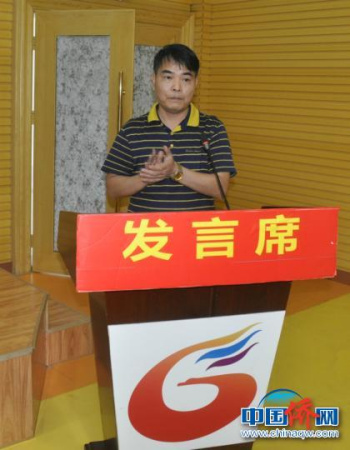 圖為廣西—東盟經(jīng)開區(qū)管委會(huì)副主任黃煥介紹情況。林浩 攝