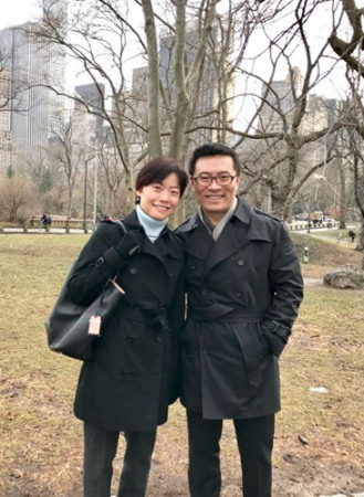 何為和太太薛明在一起。