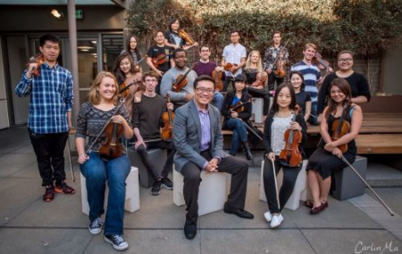 何為和學生們在一起。