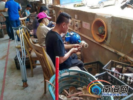 殘疾人員工自食其力掙錢養(yǎng)家。