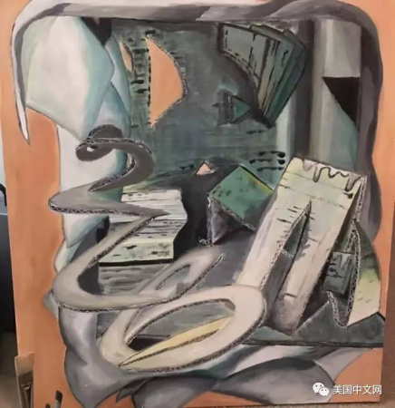 郭同學展示Xiaole的油畫作品。（美國中文網(wǎng)微信公眾號圖片）