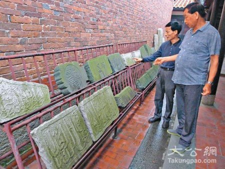 　丁國(guó)榮(左)在介紹丁氏阿拉伯先祖的歷史/大公網(wǎng)記者蔣煌基攝