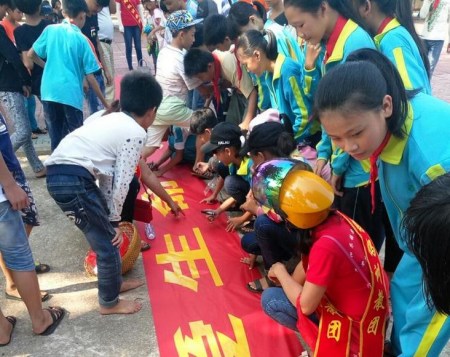 吸引學生們前來觀看。