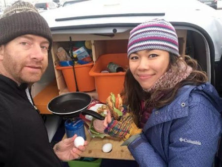 蒼蕊夫婦在冰島。（美國《僑報(bào)》資料圖）