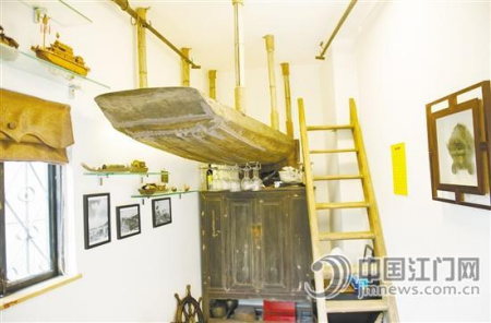 屋里有一張吊起來的“船床”。