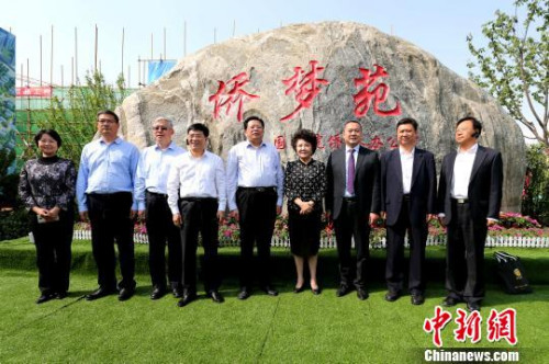 國僑辦主任裘援平為山東濟南“僑夢苑”景觀石揭幕。　梁犇 攝