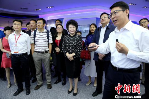 國僑辦主任裘援平參觀山東濟南“僑夢苑”所在的高新區(qū)規(guī)劃展廳。　梁犇 攝