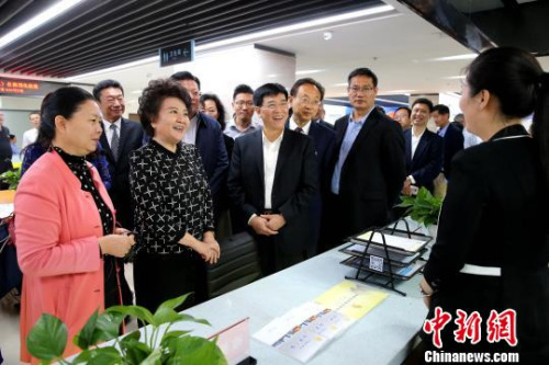 國僑辦主任裘援平(左二)、山東省政府副秘長魏華祥(右一)、山東省僑辦主任劉方會(右二)等一行考察濟南高新區(qū)政務(wù)服務(wù)大廳僑務(wù)服務(wù)窗口。　梁犇 攝