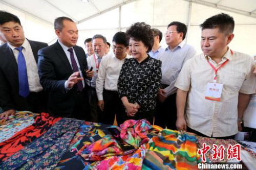 國僑辦主任裘援平等一行到僑企德邁國際信息產(chǎn)業(yè)園，現(xiàn)場考察由德邁國際世界領(lǐng)先工業(yè)打印機打印出的產(chǎn)品。　梁犇 攝