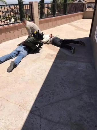 警察趕到逮捕竊賊。（美國(guó)《世界日?qǐng)?bào)》/張巖 攝）