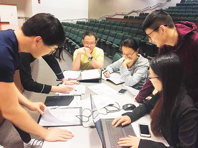 　圖為孟浩與同學(xué)們在金融管理課上認(rèn)真討論老師提出的問題。
