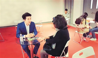 呂正(左)積累一定的專業(yè)知識后，開始自己創(chuàng)辦教育機構(gòu)。圖為他正在中國國際教育展與家長一起給孩子做留學(xué)的職業(yè)規(guī)劃。