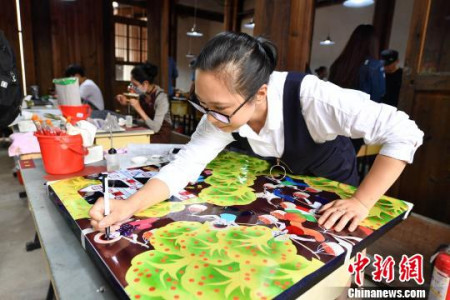 圖為學(xué)員在實(shí)驗(yàn)班基地進(jìn)行創(chuàng)作?！蚊?攝