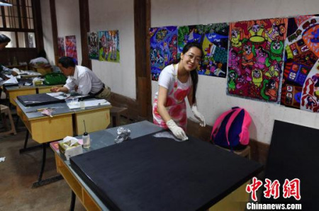 圖為學(xué)員在實(shí)驗(yàn)班基地進(jìn)行創(chuàng)作?！蚊?攝