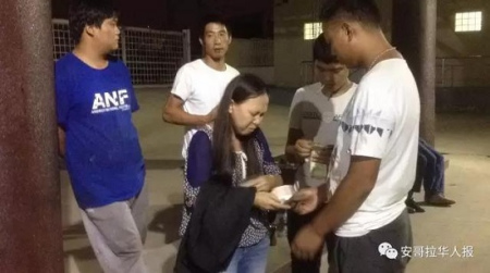 華人同胞一起湊錢(qián)為受重傷的同胞進(jìn)行手術(shù)。