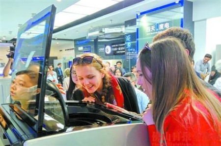 美的總部展廳內(nèi)的產(chǎn)品引得國際友人注目。