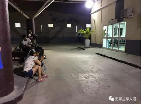 守候在搶救室外面的華人同胞。