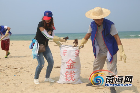 志愿者在萬(wàn)寧大洲島清理垃圾。