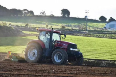 拖拉機犁地（新西蘭先驅報中文網(wǎng)）
