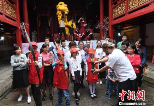 5月6日，旨在“弘揚(yáng)特色傳統(tǒng)文化，樹立中華文化自信”的青年傳統(tǒng)民俗競技體驗(yàn)活動在福州三坊七巷的福州海絲同源信俗文化傳承博覽館舉行?！⒖筛?攝