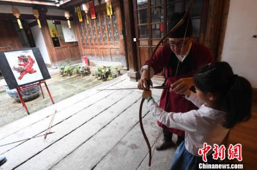 福州少年學(xué)習(xí)傳統(tǒng)射藝?！⒖筛?攝