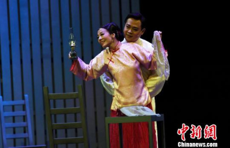 《金鎖記》講述的是曹家為攀附權(quán)貴，把曹七巧嫁進(jìn)豪門姜家，她丈夫是癱病在床的姜二爺，七巧卻鐘情于三爺季澤。　劉可耕 攝