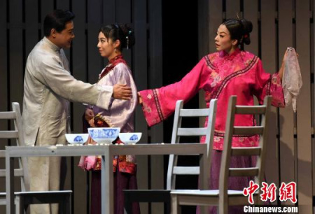 劇中香港舞臺劇女王焦媛(右一)飾演曹七巧?！⒖筛?攝