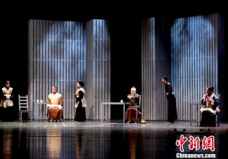 5月7日晚，香港版話劇《金鎖記》在福州的福建大劇院上演?！⒖筛?攝