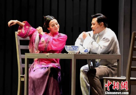 該劇講述的是曹家為攀附權(quán)貴，把曹七巧嫁進(jìn)豪門姜家，她丈夫是癱病在床的姜二爺，七巧卻鐘情于三爺季澤?！⒖筛?攝