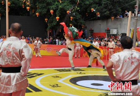 5月7日，樸里武獅隊在保生大帝繞境巡安文化節(jié)上表演?！埍?攝