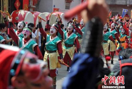 5月7日，來自廣東的國家非物質(zhì)遺產(chǎn)英歌舞為保生大帝巡安助陣?！埍?攝