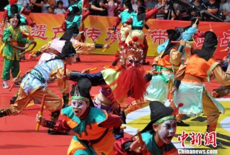 5月7日，來自廣東的國家非物質(zhì)遺產(chǎn)英歌舞為保生大帝巡安助陣?！埍?攝