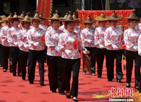 5月7日，泉州蟳浦鼓隊在保生大帝繞境巡安文化節(jié)上表演?！埍?攝