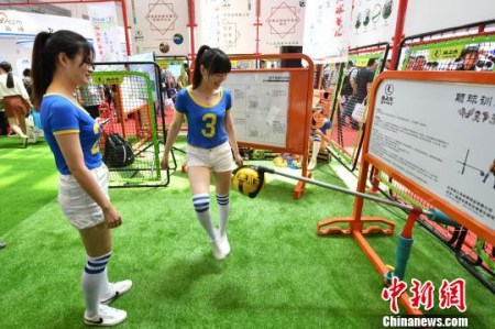 圖為顛球訓(xùn)練器?！蚊?攝