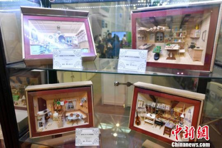 圖為臺(tái)灣的手工布景模型吸晴。　呂明 攝