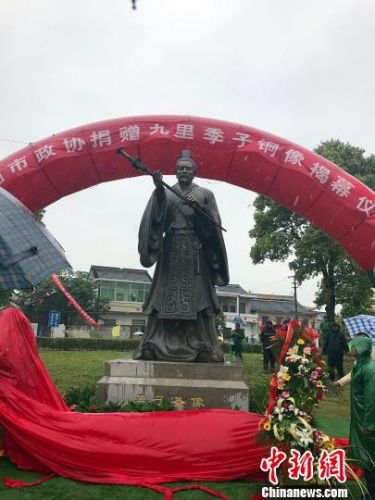 當(dāng)天，季子銅像在季子廟前落成揭幕?！铑伌?攝