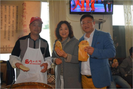 摩德納華商會(huì)會(huì)長(zhǎng)留偉勇夫婦與趙一均大師合影。