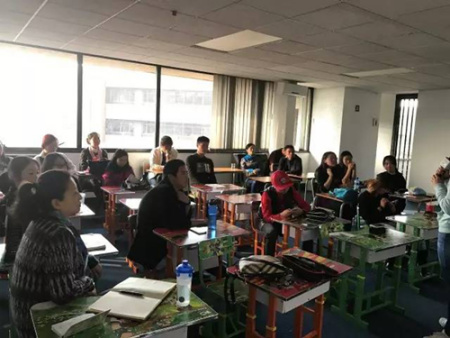 老師在耐心輔導。(南非約翰內斯堡華星藝術團供圖) 