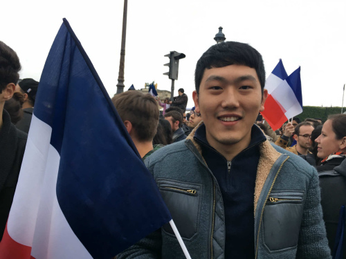 一位華二代在活動(dòng)現(xiàn)場(chǎng)。(法國《歐洲時(shí)報(bào)》/孔帆 攝)