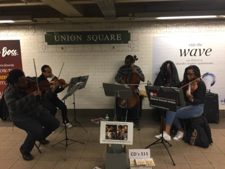 地鐵里的“音樂之聲”。(美國(guó)《世界日?qǐng)?bào)》/陸怡雯 攝)