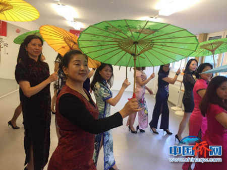 現(xiàn)場舞蹈授課。(德國法蘭克福華星藝術(shù)團供圖)